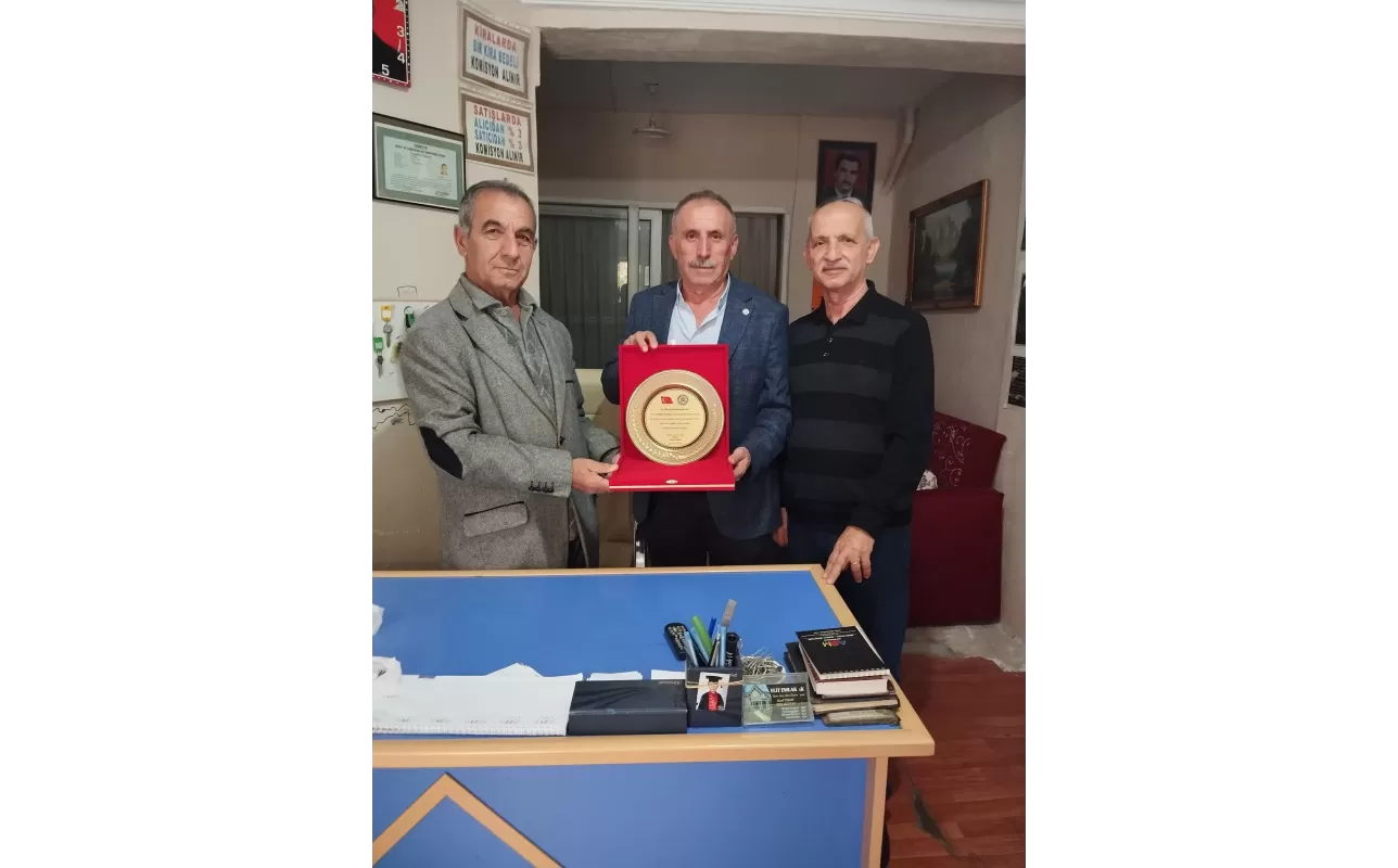 Mesleğinde 30'uncu ve 40'ıncı yılını doldurmuş olan esnaflarımıza plaketleri verildi