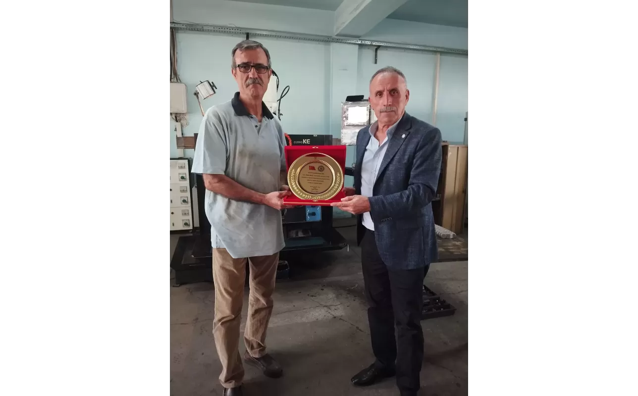 Mesleğinde 30'uncu ve 40'ıncı yılını doldurmuş olan esnaflarımıza plaketleri verildi