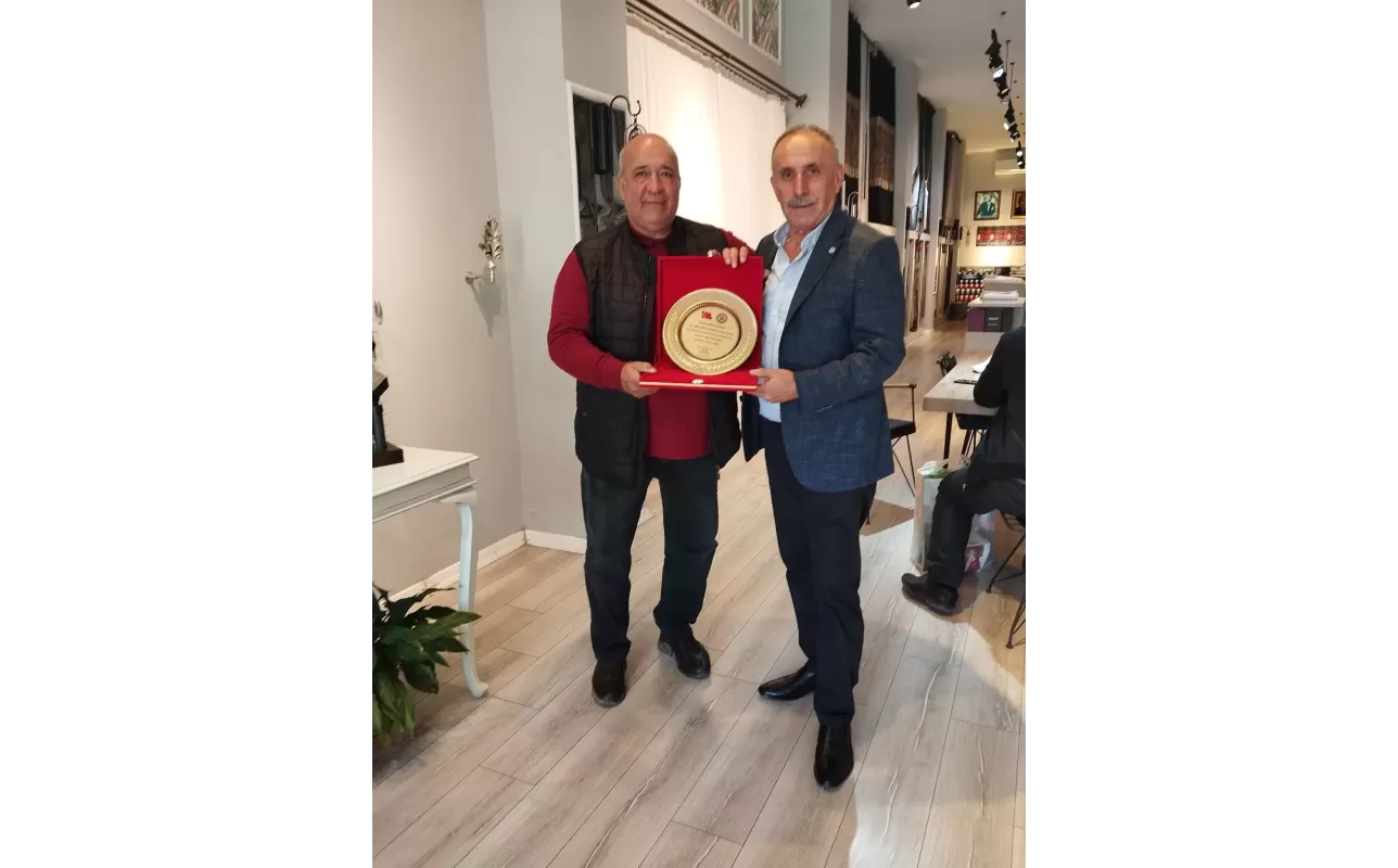 Mesleğinde 30'uncu ve 40'ıncı yılını doldurmuş olan esnaflarımıza plaketleri verildi