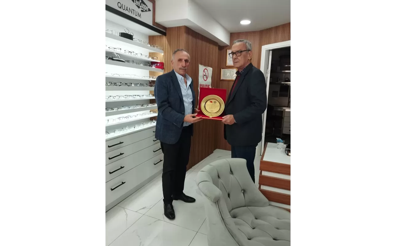 Mesleğinde 30'uncu ve 40'ıncı yılını doldurmuş olan esnaflarımıza plaketleri verildi