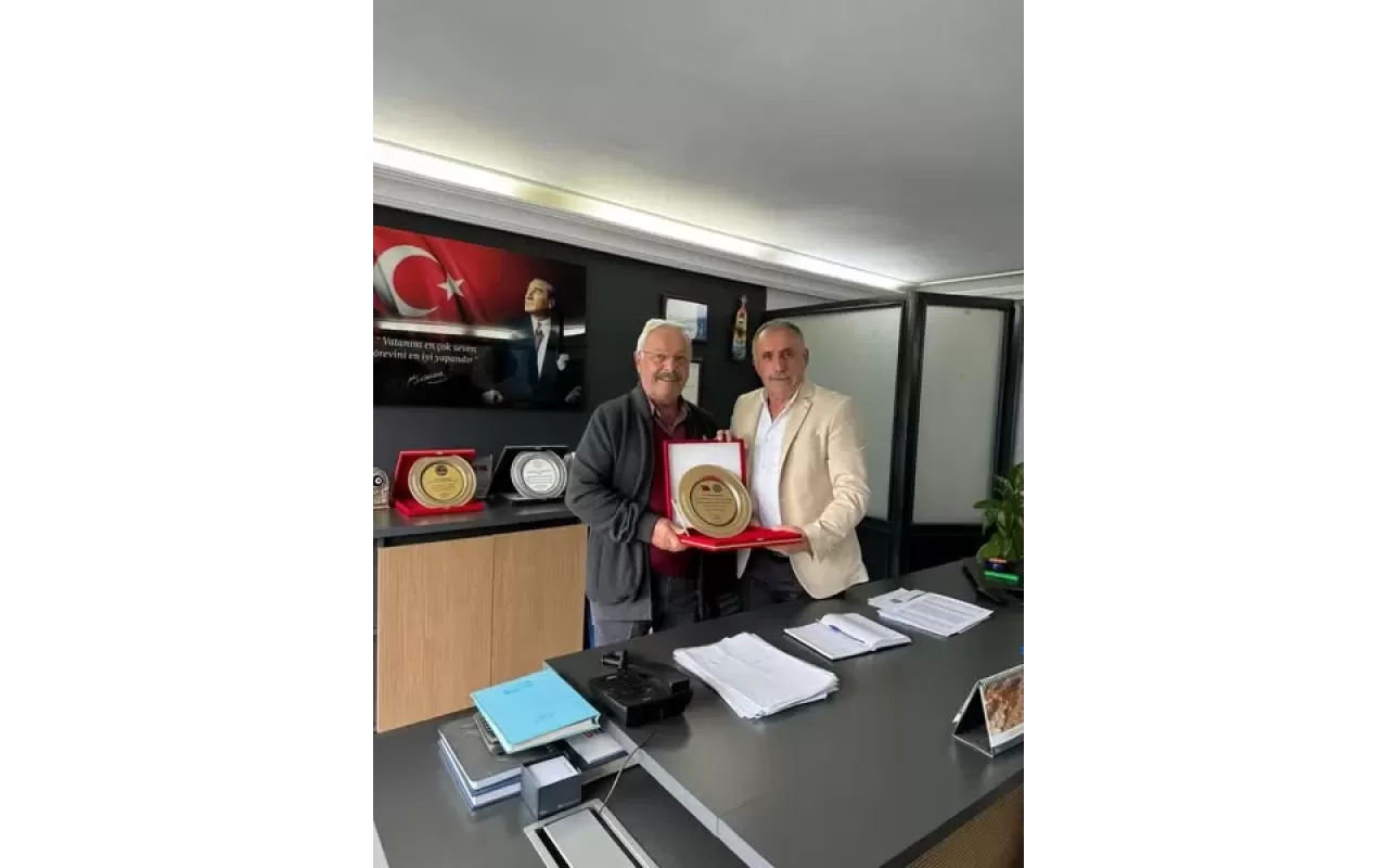 Mesleğinde 30'uncu ve 40'ıncı yılını doldurmuş olan esnaflarımıza plaketleri verildi