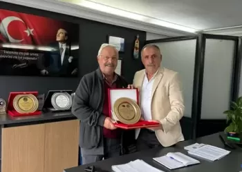 Mesleğinde 30'uncu ve 40'ıncı yılını doldurmuş olan esnaflarımıza plaketleri verildi